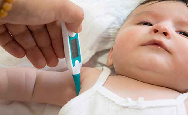 ليست بالضرورة حمى...9 أسباب لشعور رأس الطفل بالحرارة