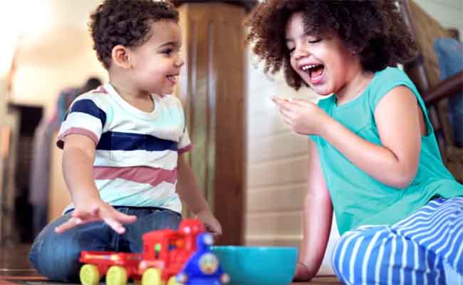 ألعاب بسيطة تعزز الفرح والابتسامات بين الأطفال...