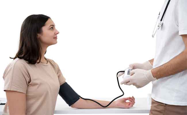 أهمية إجراء فحص دوري لضغط الدم وكيفية التعامل مع القراءات غير الطبيعية...