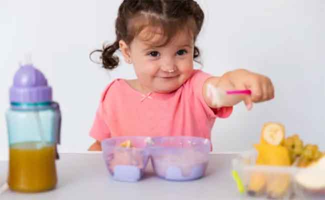 دليلك لعدد وجبات طفلك في اليوم وفقاً لعمره ونشاطه...من عمر 6 أشهر حتى 3 سنوات