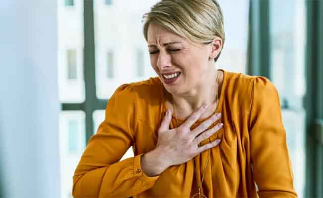أعراض الغازات الصدرية وكيفية تمييزها عن النوبة القلبية...