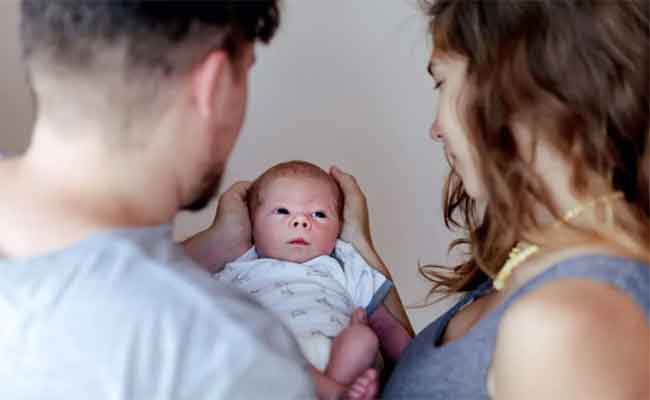 أهمية التواصل البصري مع الطفل حديث الولادة