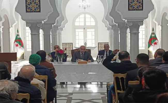 شايب يعقد لقاء مع أفراد الجالية الجزائرية بتونس