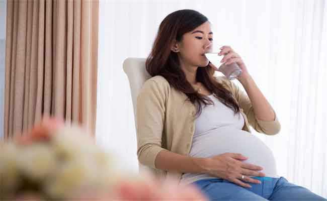 خطورة قلة شرب الماء للحامل، وهل يصل تأثيرها إلى الجنين؟