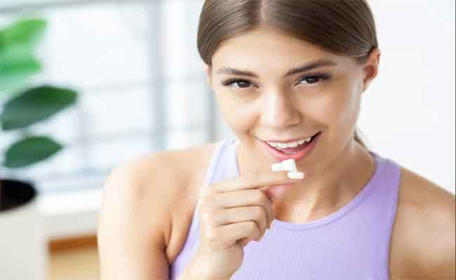 ابتلاع العلكة...رؤية طبية بين الحقائق العلمية والمخاوف الشائعة