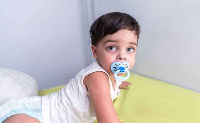 كيفية التخلص من اللهاية ومشاكلها الصحية...ونصائح لتعامل الأهل معها