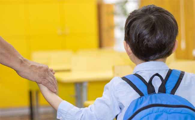 4 مبادئ أساسية ذكّري بها طفلك في طريقه إلى المدرسة