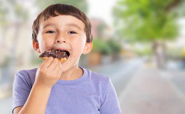 مخاطر تناول طفلك طعامه بسرعة...إليك الأسباب والحل
