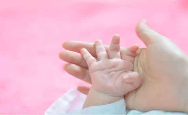 بالإضافة إلى منحه الحب والحنان: فوائد كثيرة لتدليك يدي مولودك الصغيرة