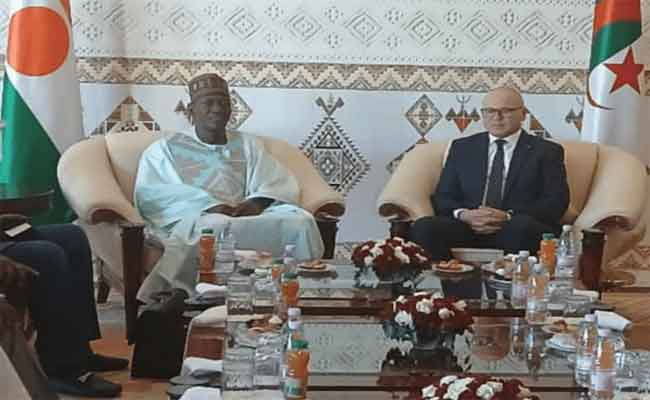 شروع وزير البترول النيجري في زيارة عمل للجزائر