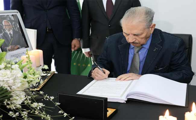 توقيع قوجيل على سجل التعازي إثر وفاة الرئيس الأسبق لناميبيا