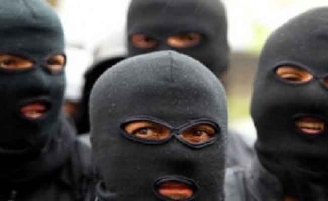 الإطاحة بعصابة ملثمة تحترف الإعتداء والسرقة بعد استدراج الضحايا عبر الفايسبوك
