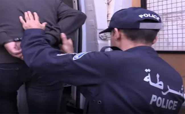 الإطاحة بعصابتي أحياء وحجز أسلحة بيضاء محظورة في براقي