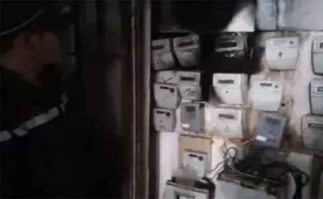 اندلاع حريق في عدّادات كهربائية يخلّف إصابة 16 شخصًا ببرج بوعريريج