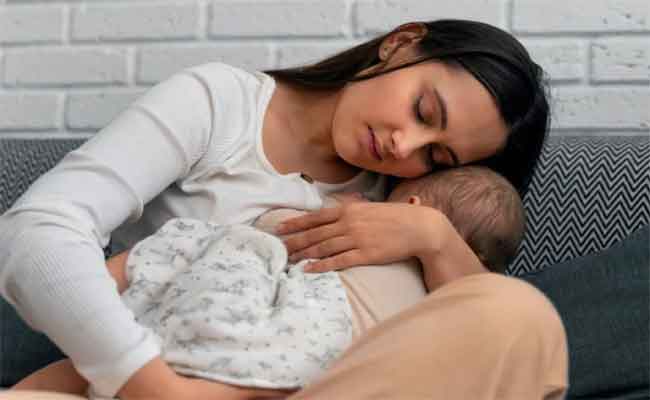 كيف تعرفين أن طفلك حديث الولادة يحصل على التغذية الكافية؟