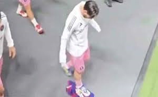 ميسي يدهس قميص برشلونة بقدمه ويتجاهل رفعه عن الأرض...