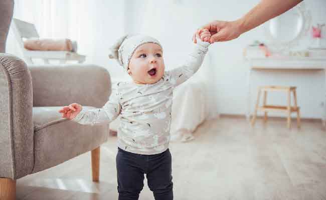 كيف تساعدين طفلك على المشي والكلام في الوقت المناسب؟ تابعي الخطوات التالية