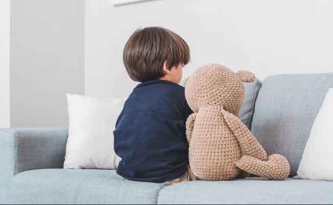 كوني حذرة...أخطاء تربوية تجعل طفلك انطوائياً
