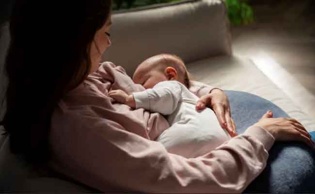 سبب طريف لشعور الأم والرضيع بالرغبة في النوم أثناء الرضاعة الطبيعية...
