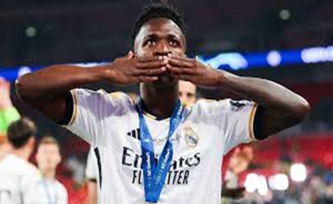 يريد عقدا تاريخيا مثل كريستيانو رونالدو...فينيسيوس يصدم ريال مدريد