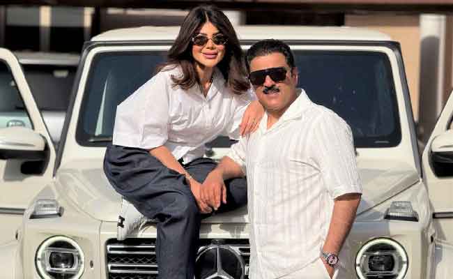 شهاب جوهر يشارك جمهوره صورة له مع عدد من الفنانين ويكشف عن عمل قادم...