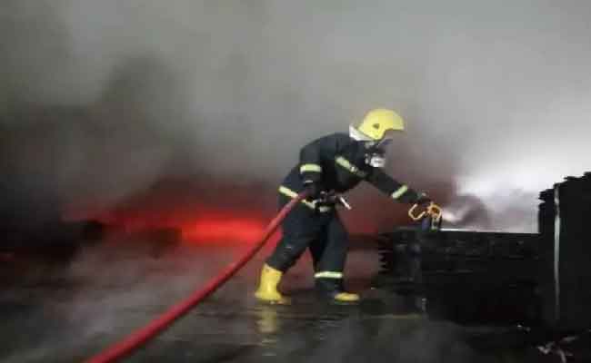 نشوب حريق بمخازن خاصة لتدوير النفايات بورڨلة