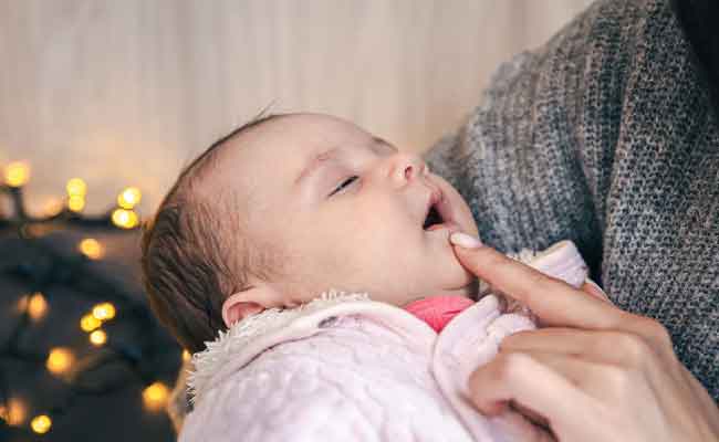 3 حركات قومي بها بشكل يومي لتقوية التواصل والترابط مع مولودك