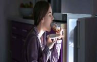 هل تناول الطعام ليلاً يزيد الوزن فعلاً؟ تعرّفي على رأي العلم بذلك...