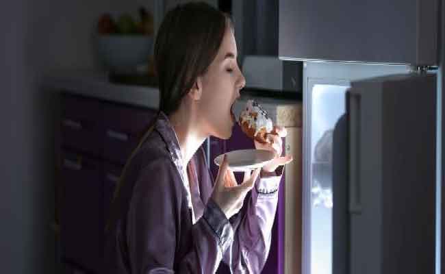 هل تناول الطعام ليلاً يزيد الوزن فعلاً؟ تعرّفي على رأي العلم بذلك...