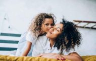 هل يؤثر حنان الأم الزائد على شخصية أطفالها؟ وماذا يعني الارتباط المرضي؟
