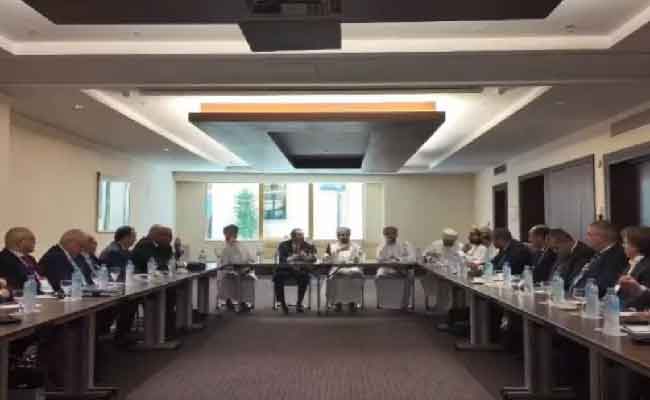 مولى يجري مباحثات مع وزير التجارة والصناعة وترويج الاستثمار العماني