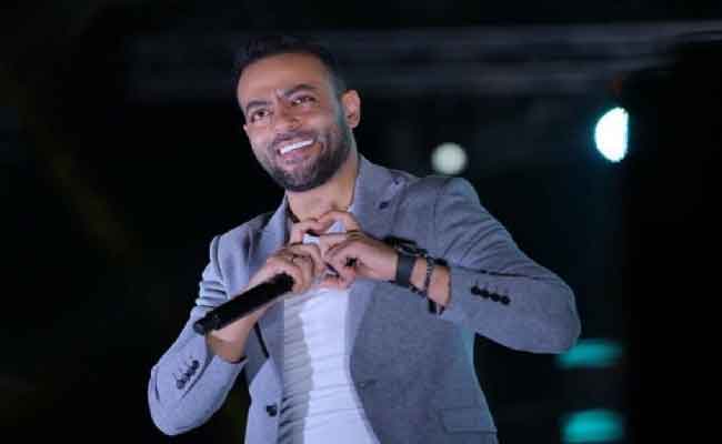 تامر عاشور يثير القلق حول حالته الصحية بعد ظهوره ممسكاً بعكاز...