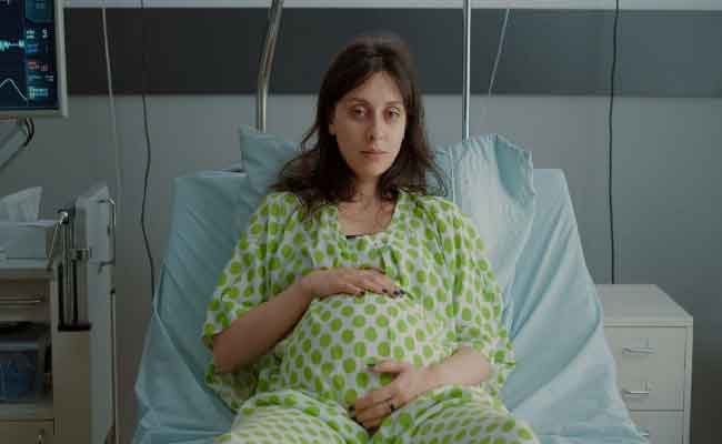 أيهما تختارين: مضاعفات العملية القيصرية أم عيوب الولادة الطبيعية؟