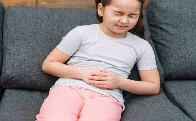 الألم في الجزء العلوي من بطن طفلك...متى يكون مقلقاً؟