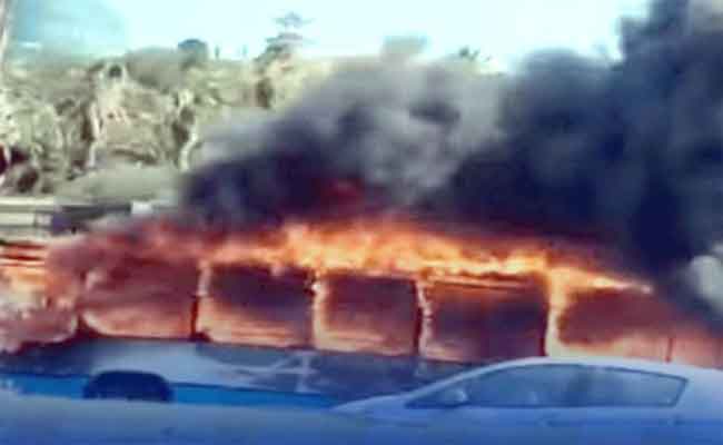 نشوب حريق في حافلة للنقل الحضري بالطريق السريع الشراقة -بن عكنون