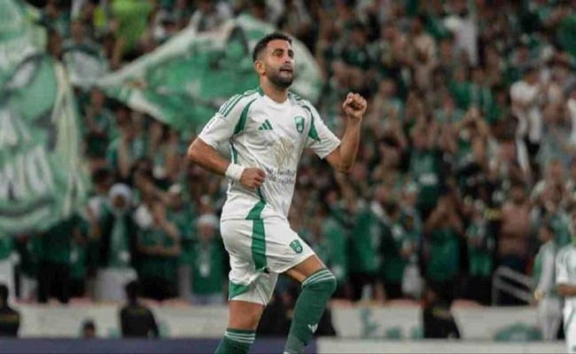 رياض محرز مستمر مع الأهلي السعودي...