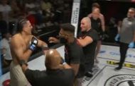 مقاتل UFC سابق يهاجم زميله داخل الحلبة...