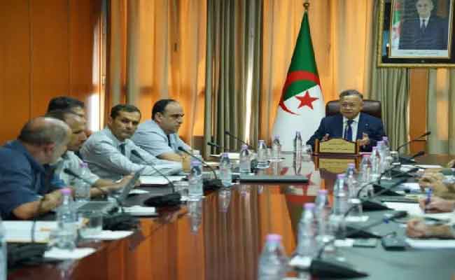 بداري يجتمع مع الباحثين تحضيرا لإطلاق شبكة موضوعاتية لقياس انبعاثات الكربون