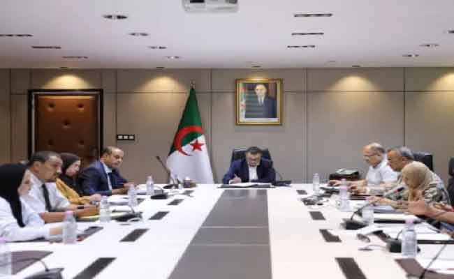 سعيود يترأس اجتماعا لدراسة سحب الحافلات المتهالكة التي يتجاوز عمرها 30 سنة من الخدمة