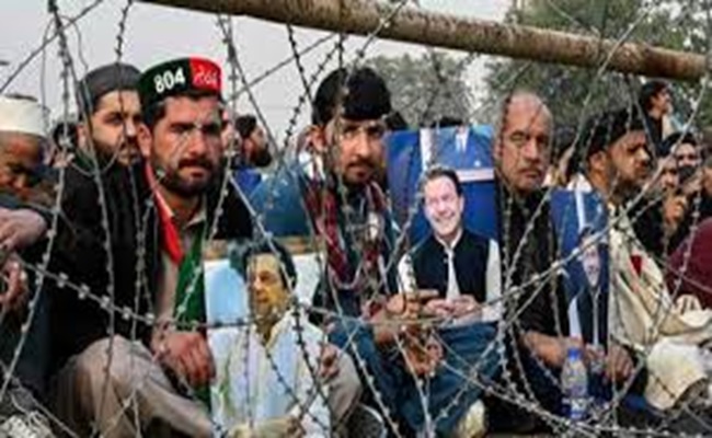 باكستان...اعتقال نواب ومؤيدين لعمران خان خلال تظاهرات