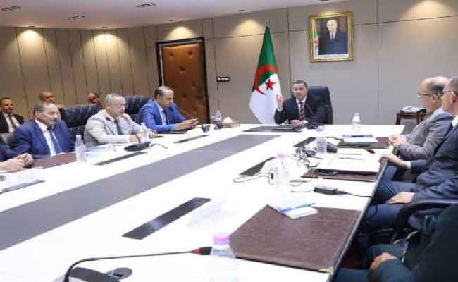 وزبر الداخلية يترأس اجتماعا لمتابعة أوضاع النقل