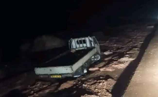 إنقاذ 3 أشخاص علقوا داخل سياراتهم جراء تساقط الأمطار بالبيض