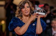 كوثر بن هنية على السجادة الحمراء لـ مهرجان فينيسيا السينمائي الدولي...