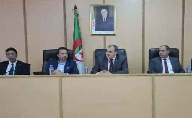 رزيق يجتمع مع المتعاملين الاقتصاديين الحائزين على عقود تصديرية في معرض التجارة الإفريقية البينية