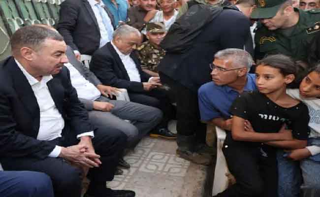 وزير الداخلية يعزي عائلات ضحايا السيول بسيدي عيسى بالمسيلة
