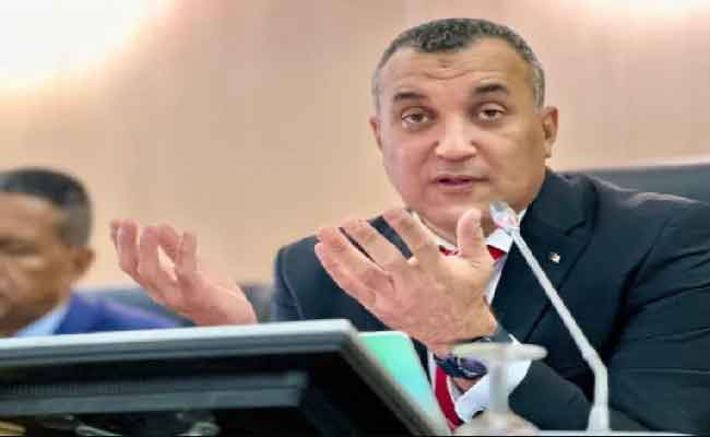 زروقي يأمر بضرورة تعويض مشتركي الأنترنت الثابت في حالة حدوث انقطاعات في الشبكة