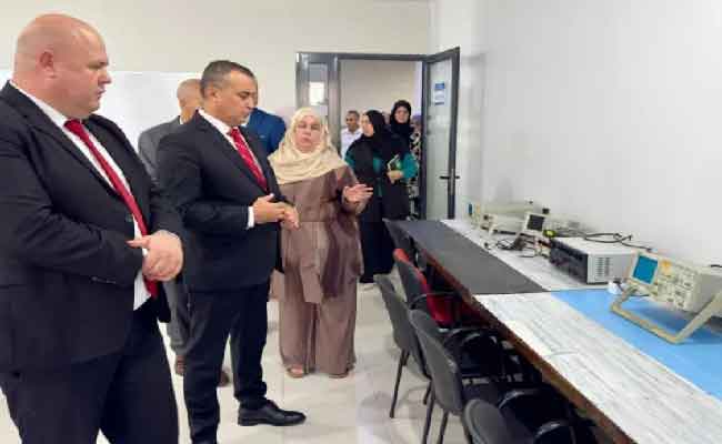 زروقي يقوم بزيارة تفقدية للمدرسة الوطنية العليا لتكنولوجيات الإعلام والاتصال