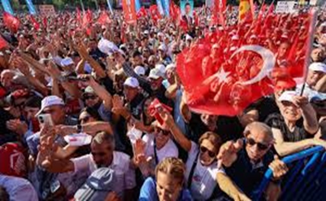 المعارضة التركية تحشد عشرات الآلاف في مظاهرة وسط أنقرة