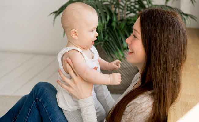 متى يبدأ الرضيع التعرف إلى وجه أمه؟ وحقائق مدهشة عن تطور حواسه