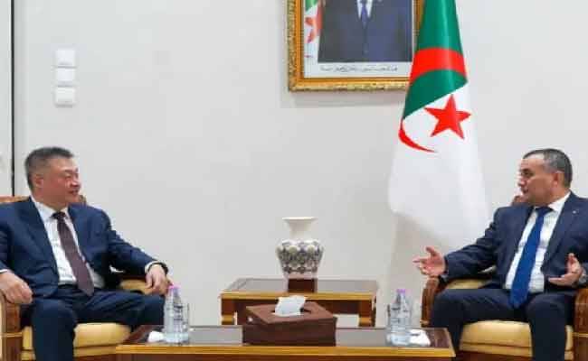 زروقي يتباحث مع رئيس شركة “هواوي” توطين التكنولوجيا وتطوير الكفاءات في الجزائر